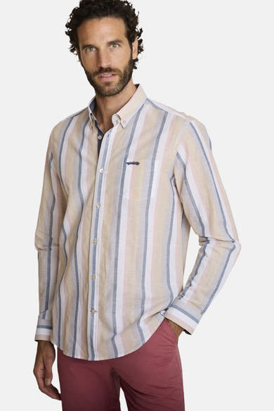 Chemise à manches longues beige rayée de DELAHAYE, avec poche poitrine à motif brodé, portée avec un pantalon rouge.