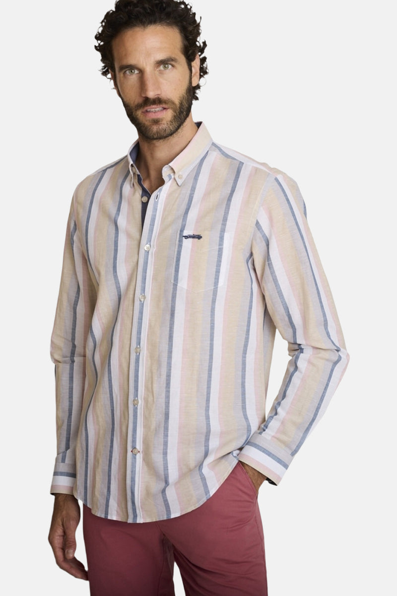 Chemise à manches longues beige rayée de DELAHAYE, avec poche poitrine à motif brodé, portée avec un pantalon rouge.