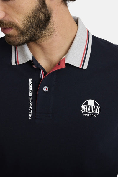 Blauwe polo van DELAHAYE, met grijze kraag en rode en witte strepen, geborduurd logo en rode knoopsluiting.