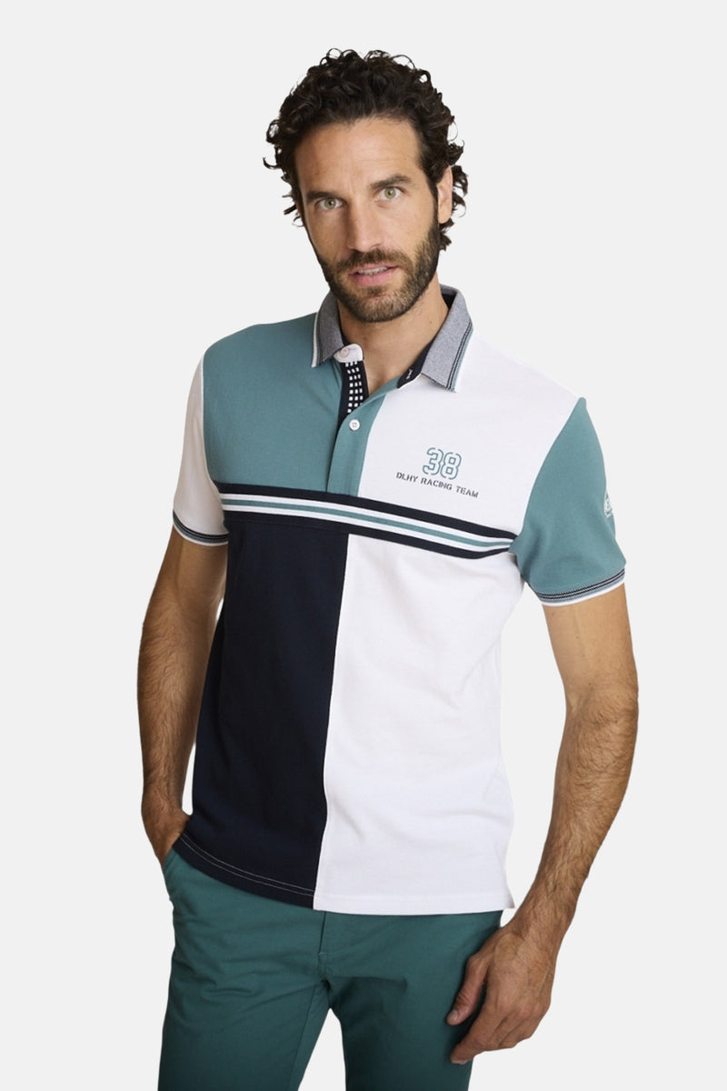Polo multicolore de DELAHAYE, avec motif color block et numéro 38 imprimé, porté avec un pantalon vert.