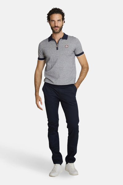 Blauwe trui van DELAHAYE, gedragen met een marineblauwe chino en witte sneakers.