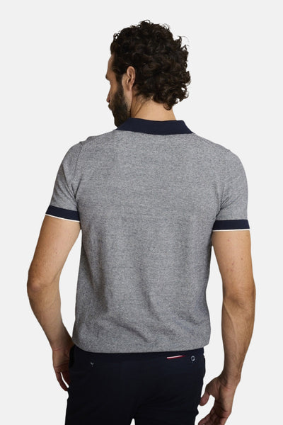 Pull bleu de DELAHAYE, à manches courtes avec finitions contrastées, porté avec un pantalon marine uni, vue de dos.