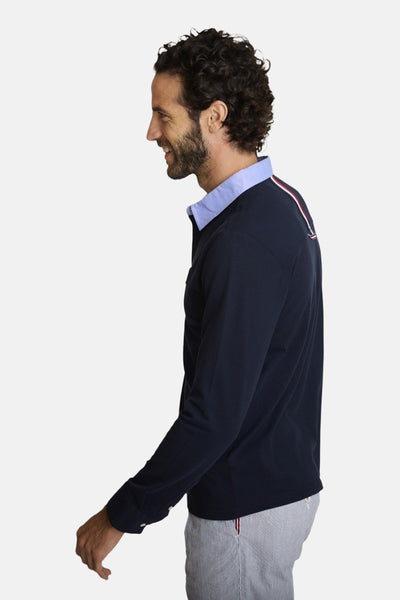 Marineblauwe polo van DELAHAYE, lange mouwen, met lichtblauwe kraag en decoratieve strepen op de schouder.