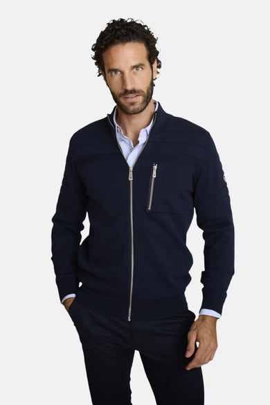 Blauwe DELAHAYE-gilet, in getextureerd breisel met logopatchdetail op de mouw, zijaanzicht.