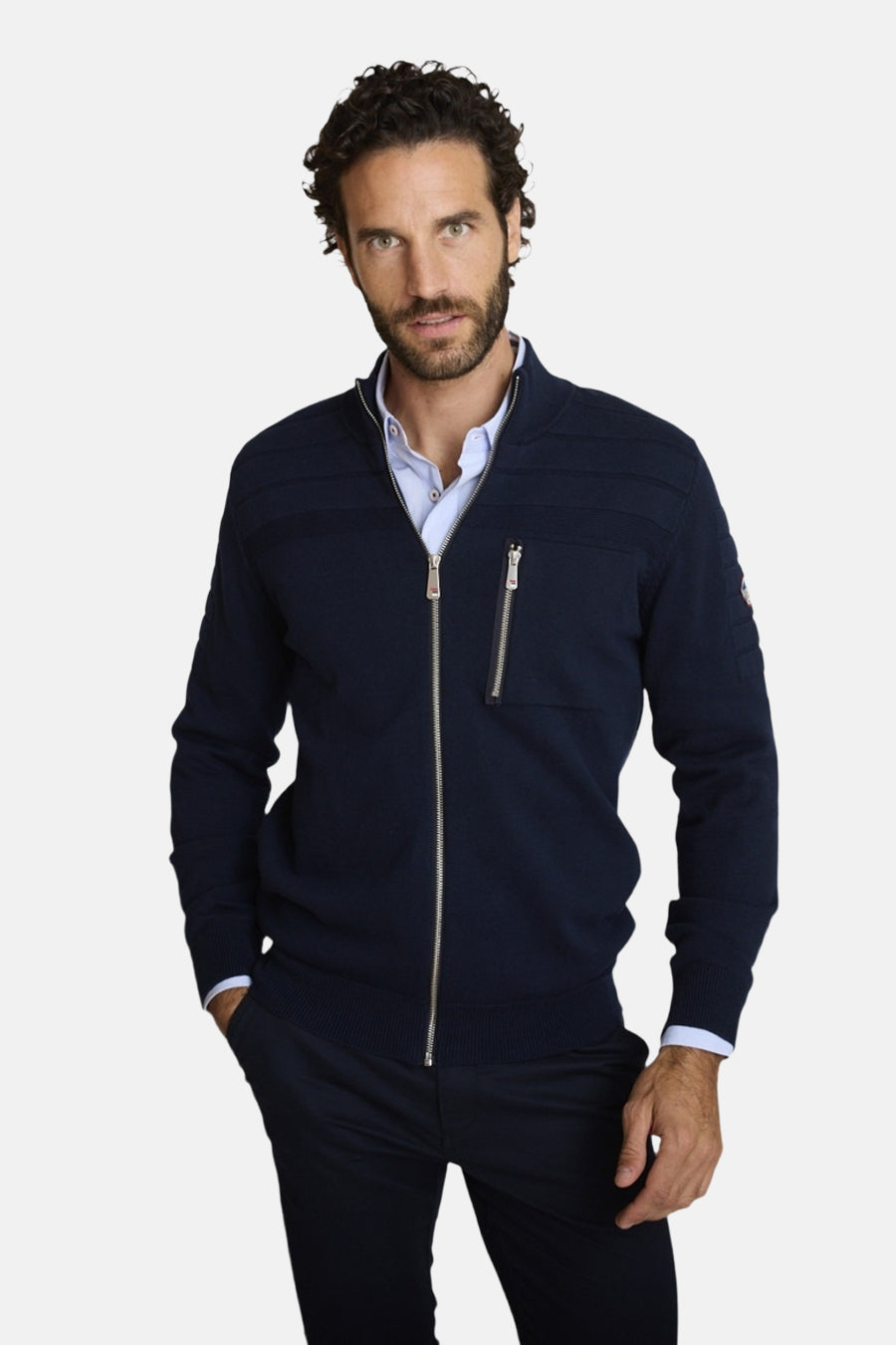 Blauwe DELAHAYE-gilet, in getextureerd breisel met logopatchdetail op de mouw, zijaanzicht.