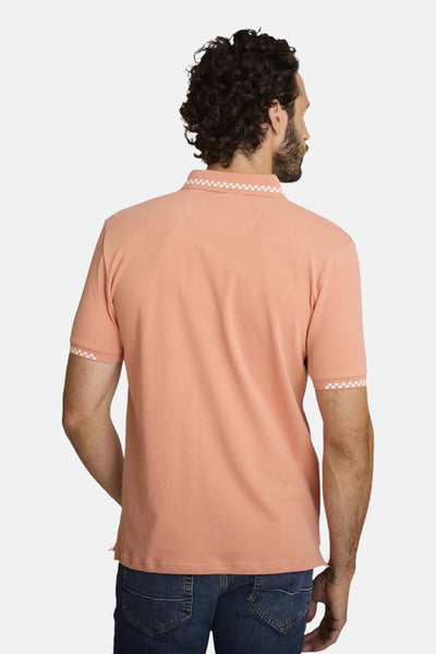 Oranje poloshirt met korte mouwen van DELAHAYE met ruitpatroon op de kraag en mouwen, gedragen met een spijkerbroek.