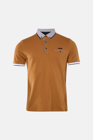 Polo brun de DELAHAYE avec col à motifs géométriques et finitions rayées aux manches.