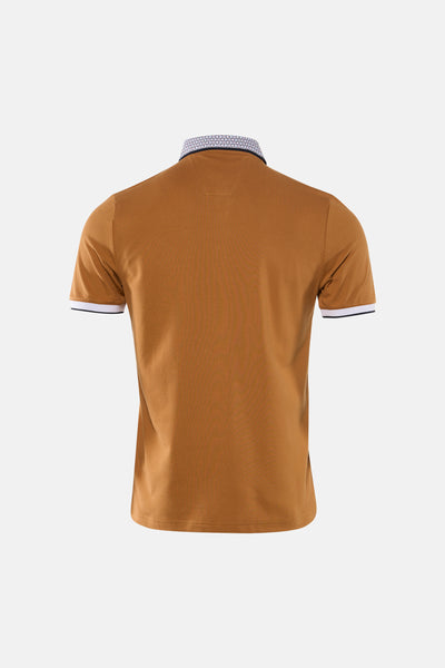 Polo brun, par DELAHAYE, avec un col à motifs et des détails à rayures sur les manches courtes.
