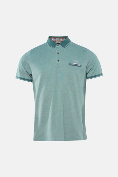 Groen T-shirt met korte mouwen van DELAHAYE, met contrasterende kraag en afwerkingen, gedragen met een versleten blauwe jeans.