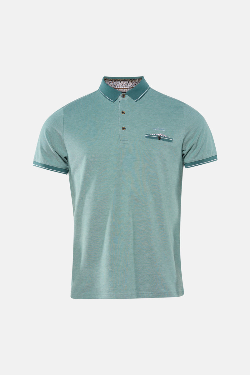 Groen T-shirt met korte mouwen van DELAHAYE, met contrasterende kraag en afwerkingen, gedragen met een versleten blauwe jeans.