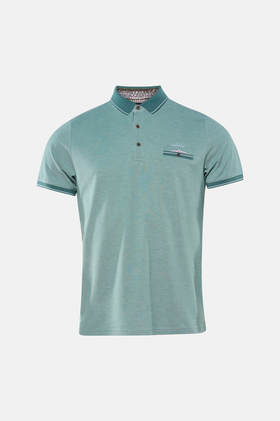 Groen T-shirt met korte mouwen van DELAHAYE, met contrasterende kraag en afwerkingen, gedragen met een versleten blauwe jeans.