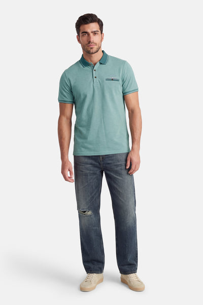 T-shirt vert à manches courtes de DELAHAYE, avec col et finitions contrastées, porté avec un jean bleu usé.