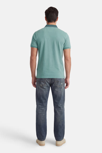Groen T-shirt met korte mouwen van DELAHAYE, gedragen met een lichtblauwe spijkerbroek en zandkleurige sneakers, achterzicht.