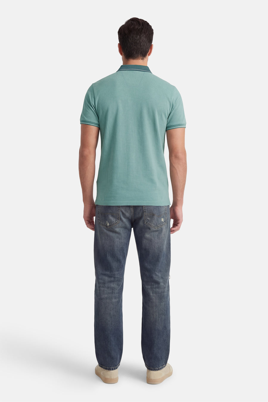Groen T-shirt met korte mouwen van DELAHAYE, gedragen met een lichtblauwe spijkerbroek en zandkleurige sneakers, achterzicht.