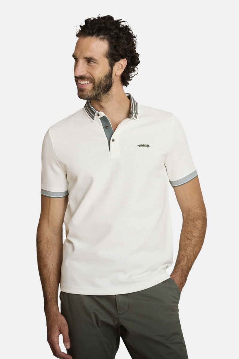 Polo écru de DELAHAYE avec col et manches à rayures, porté avec un pantalon olive uni.