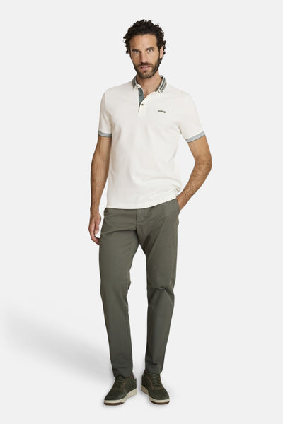 Polo écru de DELAHAYE, manches courtes avec bordures grises, porté avec un pantalon olive et des baskets.