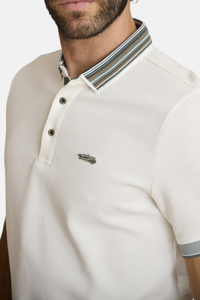 Polo écru de DELAHAYE, avec col et poignets à rayures contrastantes, logo crocodile vert brodé sur la poitrine.