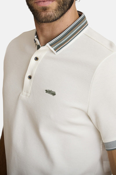 Ecru poloshirt van DELAHAYE, met contrasterende gestreepte kraag en manchetten, geborduurd groen krokodillogo op de borst.