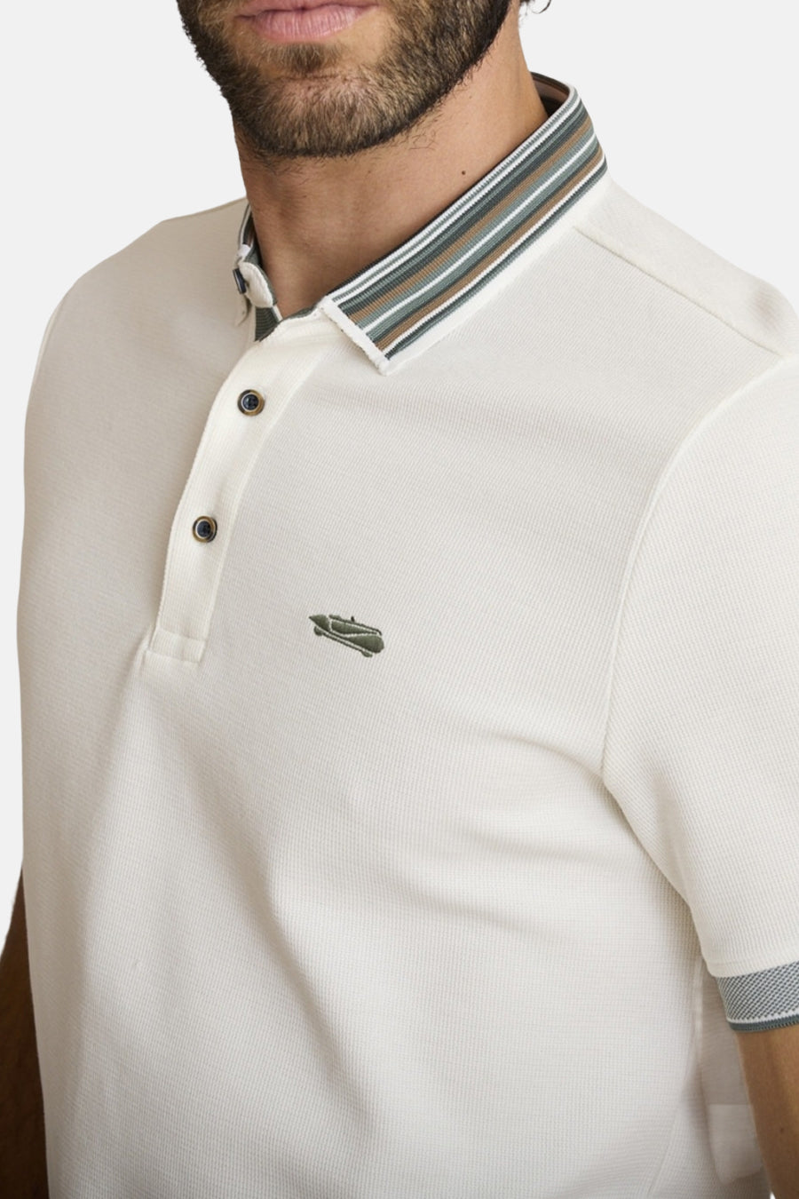 Polo écru de DELAHAYE, avec col et poignets à rayures contrastantes, logo crocodile vert brodé sur la poitrine.