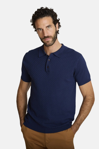 T-shirt à manches courtes bleu de DELAHAYE, motif texturé, porté avec un pantalon marron.