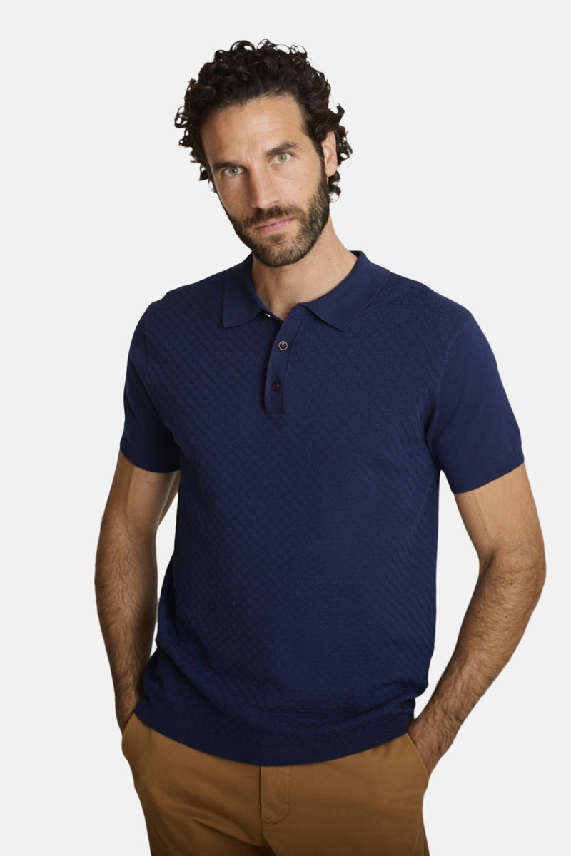 T-shirt à manches courtes bleu de DELAHAYE, motif texturé, porté avec un pantalon marron.