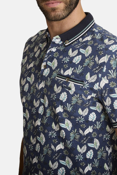 Blauwe polo van DELAHAYE met een bladprint en gestreepte details op de kraag en zak.
