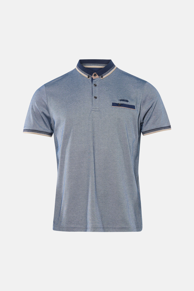 Polo bleu de DELAHAYE avec col à motifs, patte de boutonnage et poche poitrine décorée.