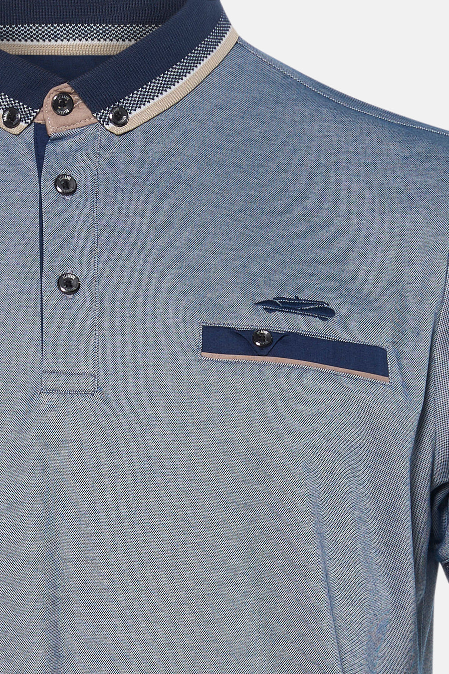 Polo bleu de DELAHAYE, avec un motif en maille fine, col à rayures et poche de poitrine boutonnée.