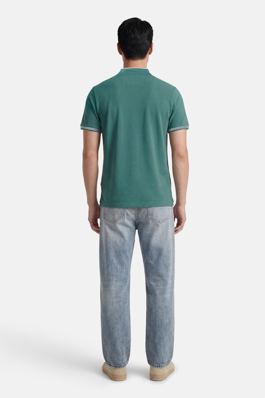 Blauw T-shirt met korte mouwen van DELAHAYE, gedragen met een verbleekte spijkerbroek, achtergezicht.