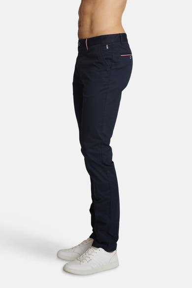 Blauwe chino van DELAHAYE, slim fit, met rode en witte streepdetails op de zakken en tailleband.