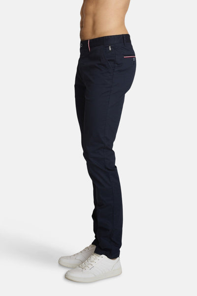 Blauwe chino van DELAHAYE, slim fit, met rode en witte streepdetails op de zakken en tailleband.