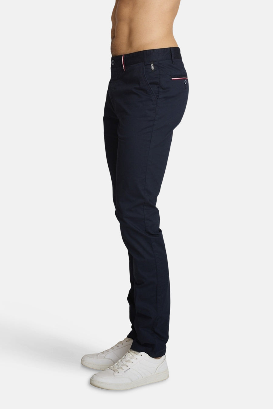 Blauwe chino van DELAHAYE, slim fit, met rode en witte streepdetails op de zakken en tailleband.