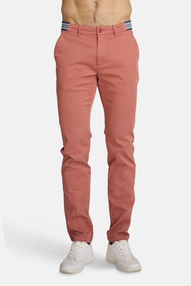 Rode 5-pocket broek van DELAHAYE met decoratieve riem, van achteren gezien.