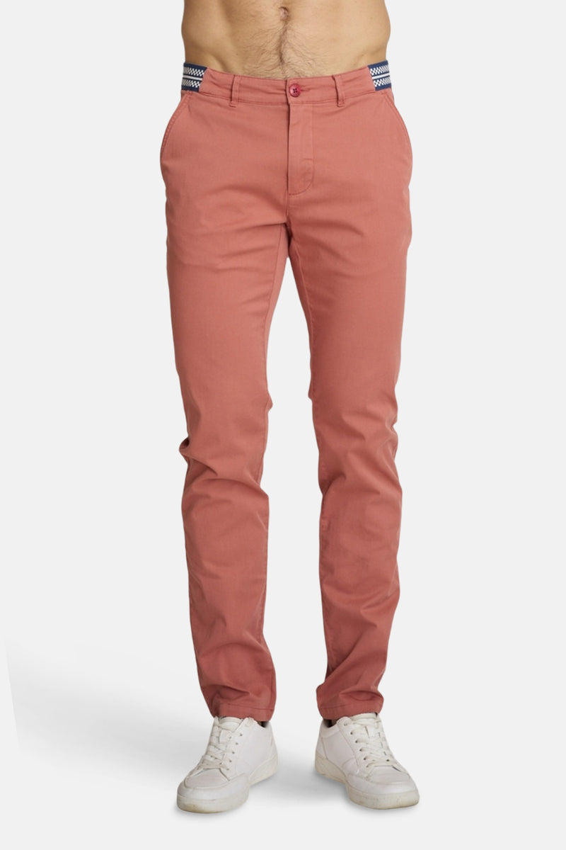 Rode 5-pocket broek van DELAHAYE met decoratieve riem, van achteren gezien.