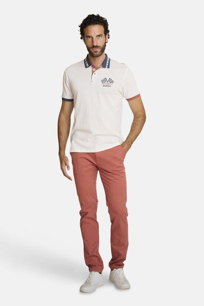 Rode broek van DELAHAYE, met zakken en gedragen met een witte polo.