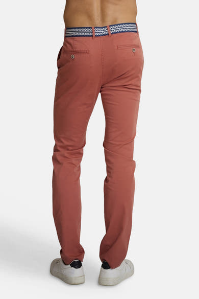 Pantalon rouge 5-pocket de DELAHAYE avec ceinture décorative, vu de dos.