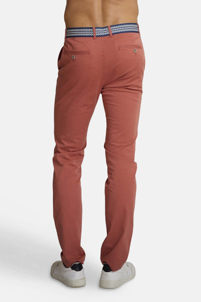 Pantalon rouge 5-pocket de DELAHAYE avec ceinture décorative, vu de dos.