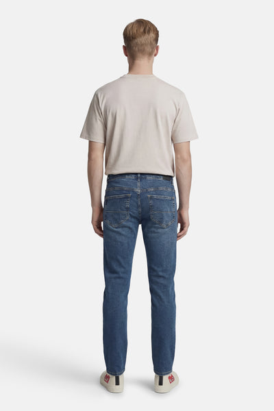 Rechte blauwe jeans van DELAHAYE, met achterzakken en witte schoenranden.