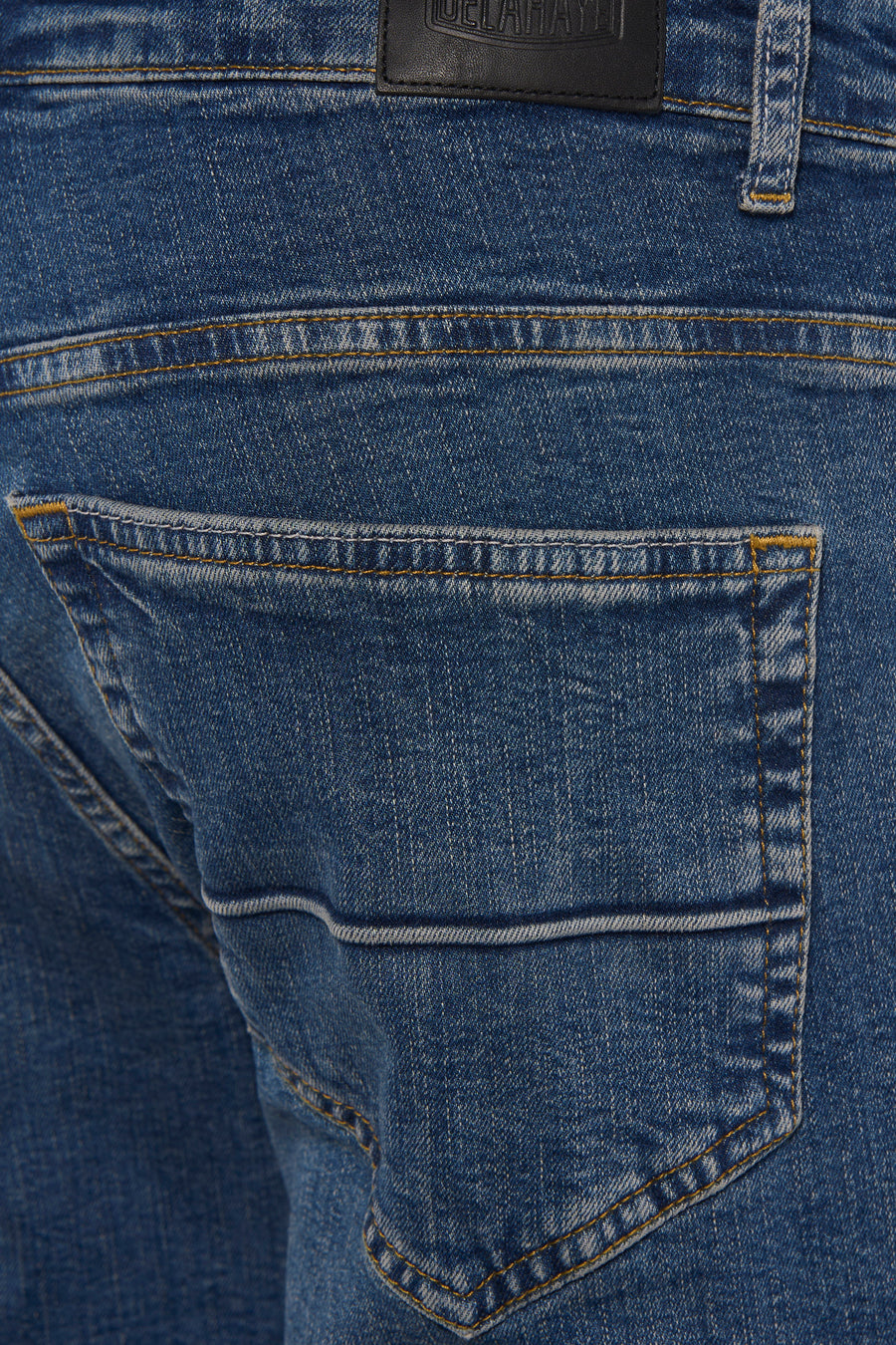 Rechte blauwe jeans van DELAHAYE, achterzak met decoratieve horizontale stiksels, taillebanddetail.