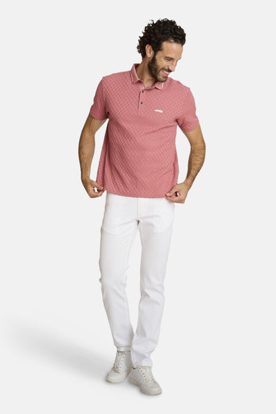 Witte chino van DELAHAYE, gedragen met een roze geruite polo en witte sneakers.