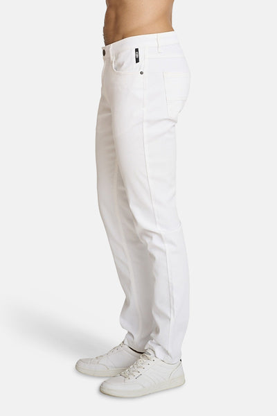 Witte chino van DELAHAYE, van opzij afgebeeld, met witte zakken en schoenen.