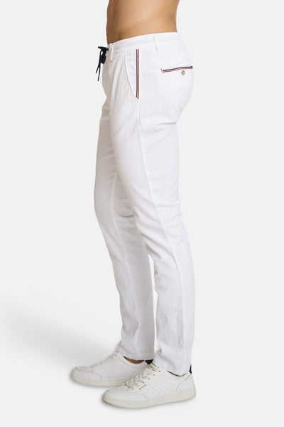 Witte chino van DELAHAYE, met trekkoord en decoratieve bies op het achterzakje.