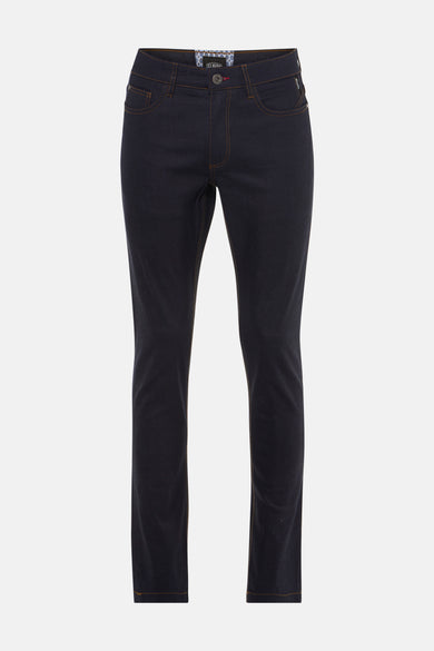 Donkerblauwe spijkerbroek van DELAHAYE, gedragen met een geribd grijs poloshirt en grijze sneakers.