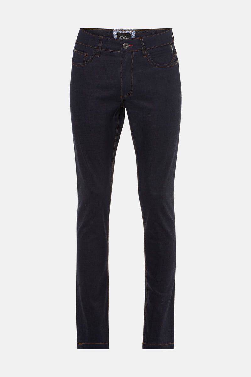 Donkerblauwe spijkerbroek van DELAHAYE, gedragen met een geribd grijs poloshirt en grijze sneakers.