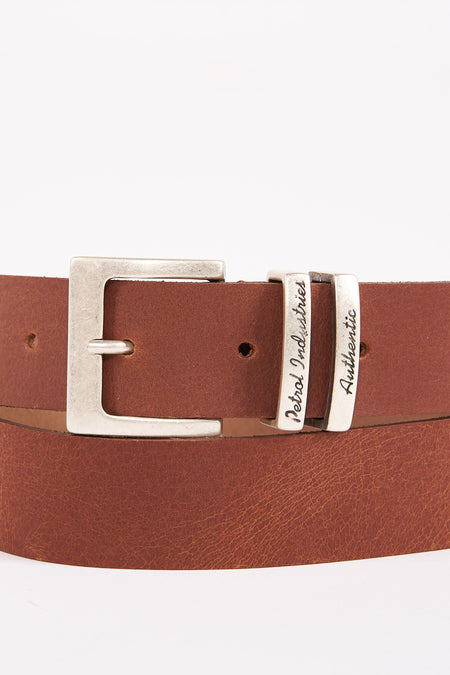 Ceinture en cuir marron de Petrol Industries, avec boucle et passants en métal argenté.