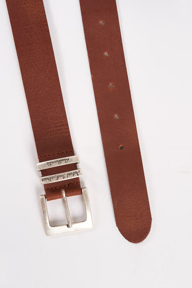 Bruine leren riem van Petrol Industries, met een zilveren gesp en stikseldetails.