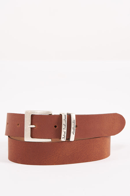 Ceinture marron en cuir de Petrol Industries, avec boucle métallique argentée et détails gravés.
