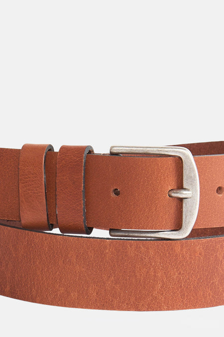 Ceinture en cuir marron de Petrol, avec boucle en métal argenté et passant de ceinture.