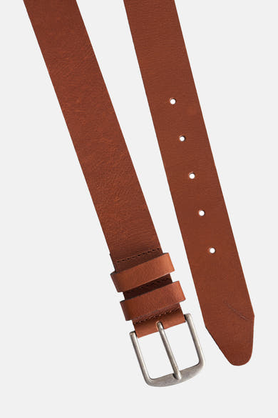 Bruine leren riem van Petrol, met zilverkleurige metalen gesp en gaten voor aanpassing.