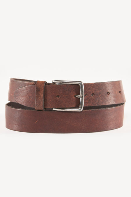 Bruine riem van Petrol Industries, lederen accessoire met zilveren gesp en bijpassende lussen.